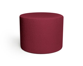 Poufs ottomans en tissu bouclé de différentes couleurs, siège bordeaux moderne, table basse minimaliste.