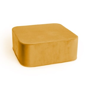 Puede incluir: Un puf cuadrado de color mostaza con bordes redondeados. La pieza tapizada es de color liso y se asienta sobre un fondo blanco. El puf tiene un diseño sencillo y moderno.