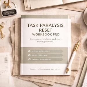 Peut inclure: Un cahier blanc intitulé "TASK PARALYSIS RESET WORKBOOK PRO" avec le texte "Surmontez le sentiment de surcharge et commencez à aller de l'avant." L'image comprend un stylo, une tasse de café et des fournitures de bureau.
