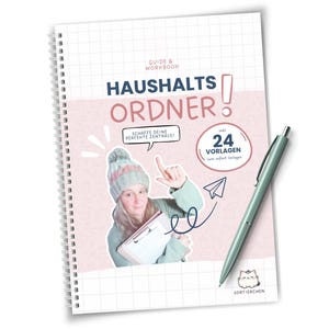 Könnte beinhalten: Ein spiralgebundenes Notizbuch mit dem Titel "HAUSHALTSORDNER!" und dem Text "GUIDE & WORKBOOK." Das Cover zeigt eine Illustration einer Person und den Text "SCHAFFE DEINE PERFEKTE ZENTRALE!" und "24 VORLAGEN." Ein Stift liegt rechts.