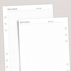 Könnte beinhalten: Zwei weiße Planerseiten, eine mit einem Raster und eine mit Punkten, mit den Wörtern "NOTIZEN" und "DATUM". Die Seiten sind für einen Planer bestimmt und haben vorgestanzte Löcher zum Binden.