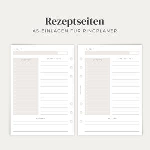Könnte beinhalten: Zwei weiße A5-Einlagen für Rezeptplaner mit dem Text "Rezeptseiten" und "A5-EINLAGEN FÜR RINGPLANER" oben. Jede Seite enthält Bereiche für "REZEPT", "ZUTATEN", "ZUBEREITUNG" und "NOTIZEN" mit linierten Feldern und sechs Ringbuchlocher.