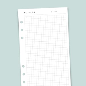 Könnte beinhalten: Ein weißes Planerblatt mit Rasterlinien und den Wörtern "NOTIZEN" und "DATUM" oben aufgedruckt. Das Blatt hat vorgestanzte Löcher auf der linken Seite zum Binden. Der Hintergrund ist helltürkis.
