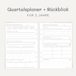 Könnte beinhalten: Ein zweiseitiger Planer-Einleger mit der Überschrift Quartalsplaner + Rückblick für 2 Jahre. Die linke Seite enthält einen Quartalsrückblick mit Sternbewertungen, Zielverfolgung und Reflexionsbereichen. Die rechte Seite umfasst eine Quartalsplanung mit Zielen, Fokusbereichen und monatlichen Etappen.