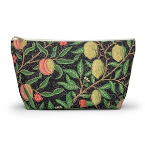 Può includere: Una pochette nera con cerniera con una stampa floreale con foglie verdi, frutti rosa e gialli e fiori rossi.