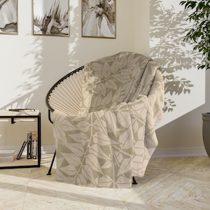 Velveteen Plush Blanket in William Morris Style - Elevate Your Space with Timeless Design and Comfort