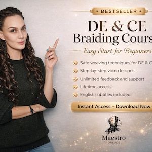 Puede incluir: Anuncio de un curso de trenzado. Una mujer señala el texto « DE & CE Braiding Course ». El texto destaca características como lecciones en vídeo y acceso de por vida. El curso está diseñado para principiantes.