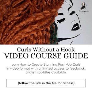 Può includere: Una guida al corso video per imparare a creare ricci senza uncino. La guida include accesso illimitato ai feedback e sottotitoli in inglese. L'immagine presenta una donna con i capelli rossi ricci e un'illustrazione in bianco e nero del viso di una donna.