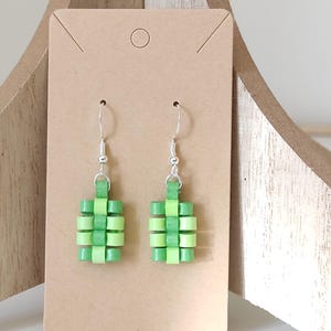 Elegancia trenzada en tonos verdes
