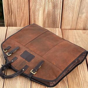 Personalized Travel Suit Carrier – Leather Garment Bag, Hanging Suit Cover, Groomsmen Gift, Rustic Brown Leather Bag, Wedding Gift for Him, Business Travel Essentials.