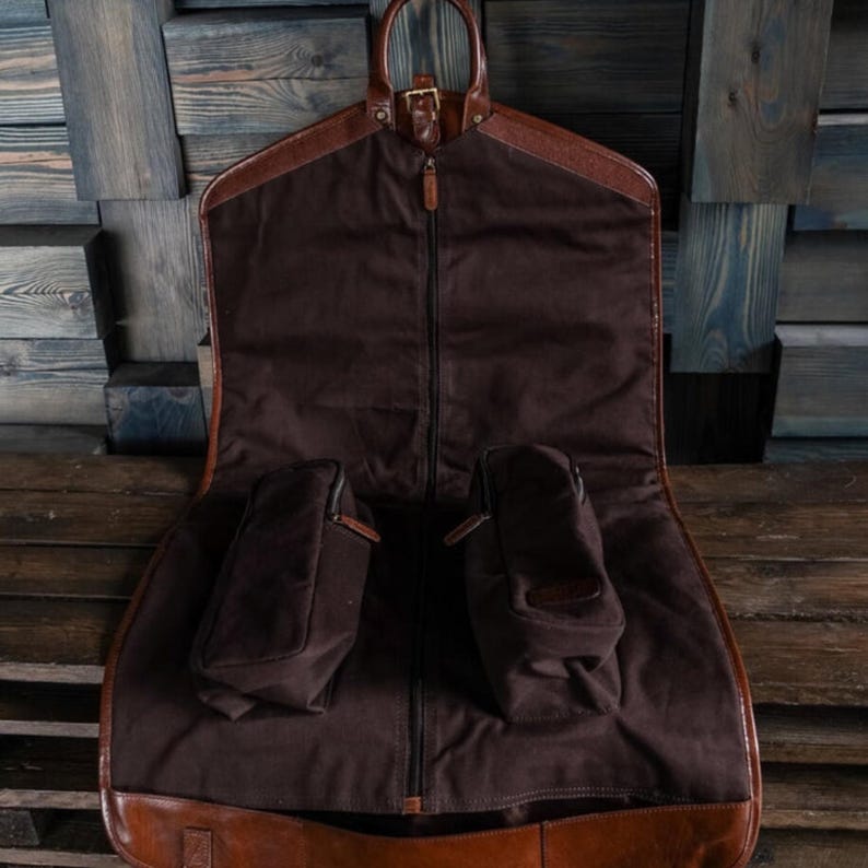 Personalized leather suit carrier, perfect for men. A durable hanging garment bag for travel, ideal for suits, groomsmen gifts, and special occasions like Christmas.