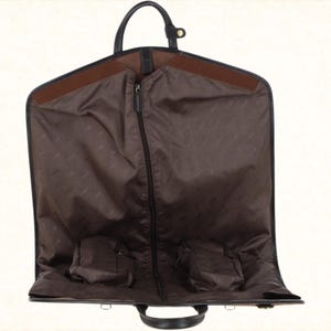 Luxurious leather suit carrier bag for travel, featuring durable craftsmanship. Perfect for suits, wedding garments, and Christmas gifts, a must-have for stylish men on the go.