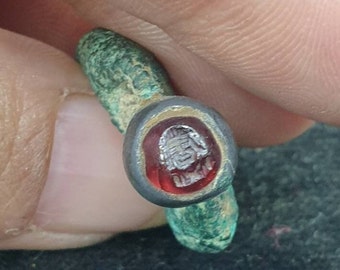Antico originale antico intaglio di granato antico con volto di re sorridente, anello con sigillo in bronzo romano con sigillo