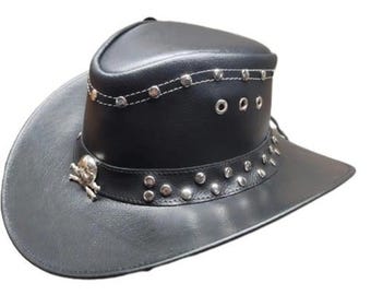 Sombrero de vaquero de cuero negro con calavera y tachuelas: cosplay gótico de motociclista estilo western steampunk.