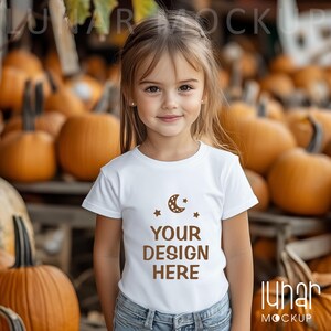 Makieta koszulki Bella Canvas 3001 Makieta białej koszulki Makieta koszulki dziecięcej Makieta Halloween Makieta koszulki dla dziewczynki Makieta jesienna dla małej dziewczynki