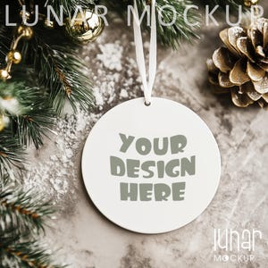 Mockup de enfeite de natal Mockup de natal Mockup de enfeite de cerâmica redondo branco em branco Mockup de enfeite de árvore Mockup de etiqueta de presente de natal