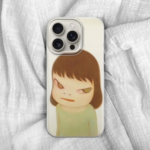 Op de afbeelding: Een telefoonhoesje met een illustratie van een meisje met een boze uitdrukking. Het kunstwerk toont een meisje met kort bruin haar, een groen shirt en een licht gefronste wenkbrauw. De hoes heeft een cr&egrave;mekleurige achtergrond.