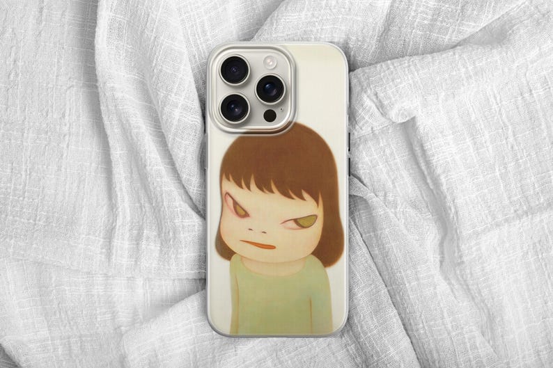 Op de afbeelding: Een telefoonhoesje met een illustratie van een meisje met een boze uitdrukking. Het kunstwerk toont een meisje met kort bruin haar, een groen shirt en een licht gefronste wenkbrauw. De hoes heeft een cr&egrave;mekleurige achtergrond.
