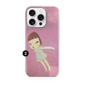 Op de afbeelding: Een roze telefoonhoesje met een cartoonillustratie van een meisje met bruin haar en een lichtblauwe jurk. De hoes heeft een transparante rand en een glanzende afwerking. Het meisje heeft een strenge uitdrukking.