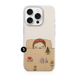 Op de afbeelding: Telefoonhoesje met een grillige illustratie van een persoon die onder een deken slaapt. De deken heeft een rasterpatroon met een huis, een boom, een hond en een bloem. De hoes is beige met een transparante rand.