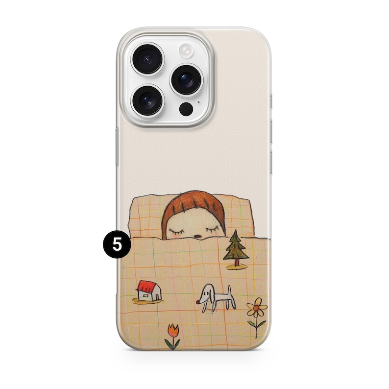 Op de afbeelding: Telefoonhoesje met een grillige illustratie van een persoon die onder een deken slaapt. De deken heeft een rasterpatroon met een huis, een boom, een hond en een bloem. De hoes is beige met een transparante rand.
