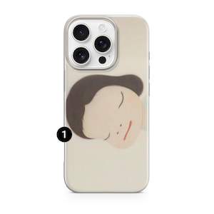 Op de afbeelding: Een telefoonhoesje met een grillige illustratie van een persoon met gesloten ogen en een rode mond. Het kunstwerk is geplaatst tegen een cr&egrave;mekleurige achtergrond. De hoes is ontworpen voor een smartphone.