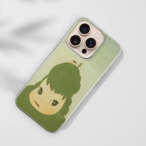 Op de afbeelding: Telefoonhoesje met een grillige illustratie van een meisje met groen haar en een klein huisje op haar hoofd. De hoes heeft een lichtgroene achtergrond en een transparante rand, met de camera van de telefoon zichtbaar.