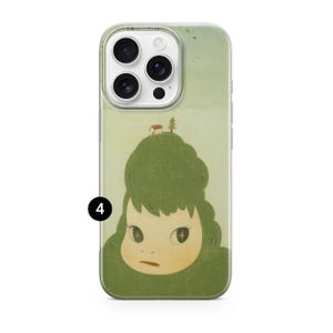 Op de afbeelding: Transparante telefoonhoes met een groene illustratie van een meisje met een bergachtige kop, een klein huis en een boom. Het kunstwerk heeft een vintage esthetiek met een lichtgroene achtergrond.