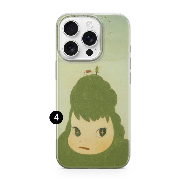 Op de afbeelding: Transparante telefoonhoes met een groene illustratie van een meisje met een bergachtige kop, een klein huis en een boom. Het kunstwerk heeft een vintage esthetiek met een lichtgroene achtergrond.