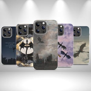 Peut inclure: Plusieurs coques de téléphone avec des motifs de dragons. Les designs présentent des illustrations de dragons en vol, des silhouettes et des citations comme "I will not die today". La palette de couleurs comprend des bleus, des violets et des gris.