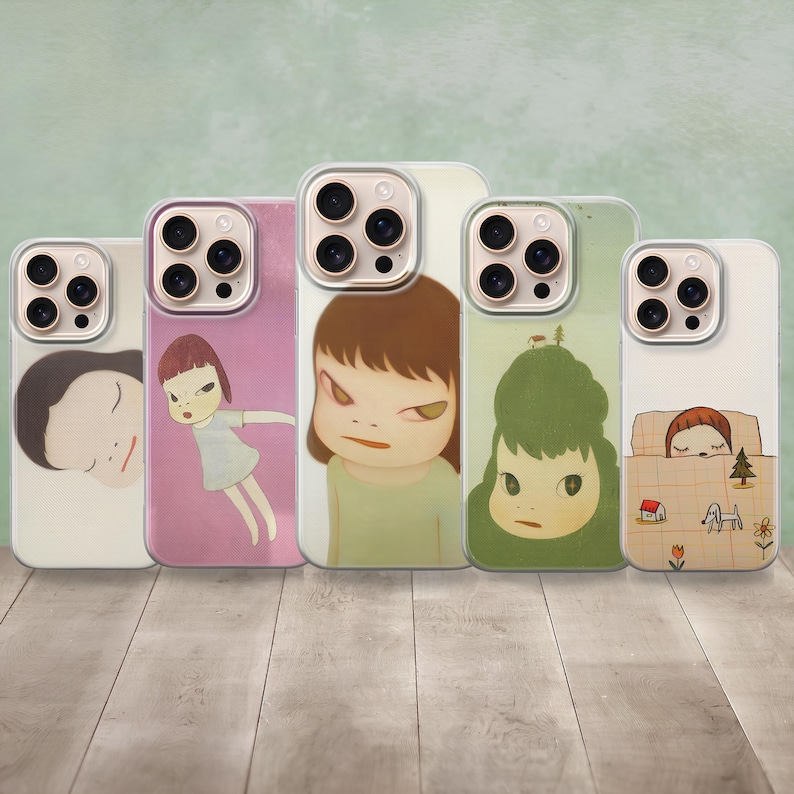 Op de afbeelding: Vijf telefoonhoesjes met unieke illustraties. De hoesjes tonen verschillende cartoonachtige afbeeldingen van kinderen met verschillende uitdrukkingen en omgevingen. De hoesjes hebben doorzichtige randen en worden getoond op een houten oppervlak.