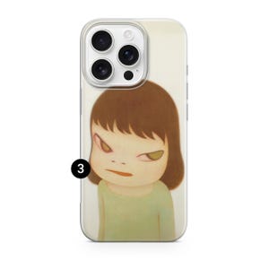 Op de afbeelding: Transparante telefoonhoesje met een cartoonillustratie van een meisje met bruin haar en een strenge uitdrukking. Het meisje draagt een lichtgroene top. Het kunstwerk heeft een minimalistische stijl met een cr&egrave;mekleurige achtergrond.