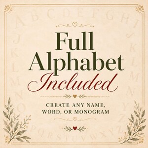 Op de afbeelding: Beige achtergrond met een decoratieve rand en de tekst "Full Alphabet Included". De tekst is in een mix van donkergroen en bordeauxrood script. De afbeelding bevat ook de tekst "Create any name, word, or monogram."