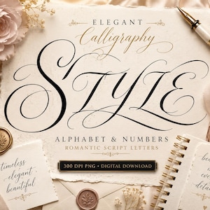 Può includere: Elegante design in stile calligrafico con la parola "STYLE" in grande scrittura nera. L'immagine include le parole "ALPHABET & NUMBERS" e "ROMANTIC SCRIPT LETTERS". Elementi aggiuntivi: una penna, un taccuino e accenti floreali.