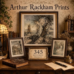 Op de afbeelding: Een verzameling ingelijste Arthur Rackham-prints met fantasie-illustraties, waaronder een grote centrale print, twee kleinere zijprints en een centraal bord met de tekst 345 RESTORED IMAGES, uitgestald op een houten bureau met een boek.