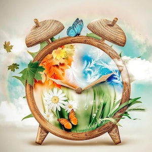 Puede incluir: Un reloj despertador de madera con una cara que representa las cuatro estaciones. La cara del reloj muestra una ilustración colorida de primavera, verano, otoño e invierno. El reloj está rodeado de mariposas y hojas.