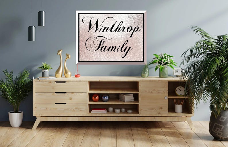 Pode incluir: Um arm&aacute;rio de madeira com gavetas e prateleiras abertas, adornado com objetos decorativos e plantas. Uma placa emoldurada com as palavras "Winthrop Family" est&aacute; pendurada acima. O quarto &eacute; decorado com uma est&eacute;tica moderna.
