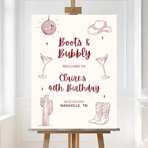 Puede incluir: Un letrero de bienvenida para una fiesta de 40 cumpleaños, con el texto "Boots & Bubbly" y "40 cumpleaños de Claire". El letrero incluye ilustraciones de una bola de discoteca, un sombrero de vaquero, copas de martini, un cactus y botas de vaquero.