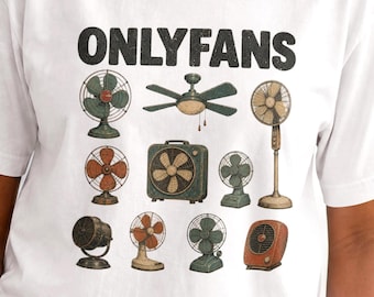 Peut inclure: Un t-shirt blanc à manches courtes avec le texte noir ONLYFANS au-dessus d'une illustration graphique de onze ventilateurs électriques de style vintage dans des tons marron, vert et noir, disposés en grille sur le devant du vêtement.
