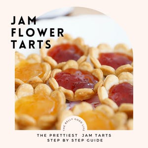 Puede incluir: Primer plano de tartaletas de mermelada con forma de flor, con costras doradas y rellenos coloridos. Las tartaletas están rellenas de mermelada roja y naranja. El texto de la imagen dice "JAM FLOWER TARTS" y "THE PRETTIEST JAM TARTS STEP BY STEP GUIDE".