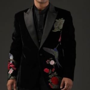 Men&#39;s Black Tuxedo - Custom Silk Velvet Wedding Suit for Groom, Made-to-Measure Embroidered Elegance & Unique Gift