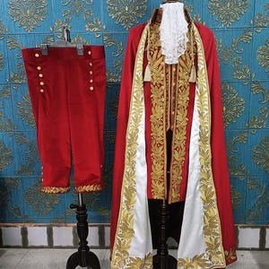 Traje de caballero francés a medida de 3 piezas en rojo, con bordados dorados, estilo rococó, para boda, estilo colonial, con jabots y puños incluidos