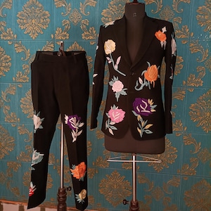 Men&#39;s Floral Embroidered Suit: Black Western Wedding Outfit