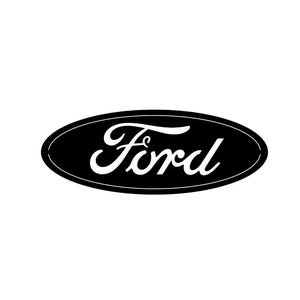 Puede incluir: Logotipo de Ford en blanco y negro. El logotipo tiene forma ovalada con fondo negro y borde blanco. La palabra "Ford" está escrita en blanco, en cursiva, dentro del óvalo.