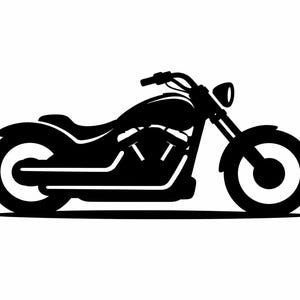 Może przedstawiać: Czarna sylwetka motocykla na białym tle. Motocykl ma klasyczny design cruisera, z niskim siedzeniem, dużymi oponami i wyraźnym reflektorem. Obraz jest prostą, graficzną reprezentacją motocykla.