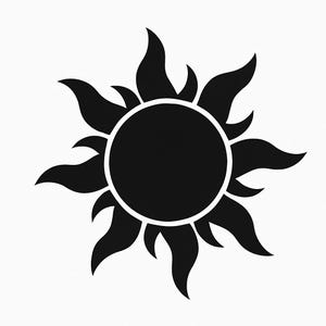 Może przedstawiać: Czarno-biała grafika słońca z okrągłym środkiem i stylizowanymi promieniami w kształcie płomieni. Kontur słońca jest biały, kontrastujący z czarnym wypełnieniem. Projekt jest prosty i odważny, odpowiedni do różnych zastosowań.