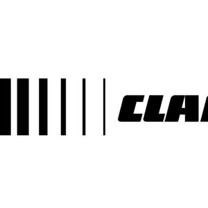 Puede incluir: Logotipo en blanco y negro para CLAAS, una empresa que fabrica maquinaria agrícola. El logotipo presenta una serie de barras verticales negras.