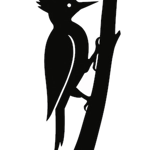 Puede incluir: Silueta negra de un pájaro carpintero posado en una rama de árbol. El ave se representa de perfil, con un pico detallado y una cresta en la cabeza. La imagen es una representación gráfica simple del ave y su hábitat.