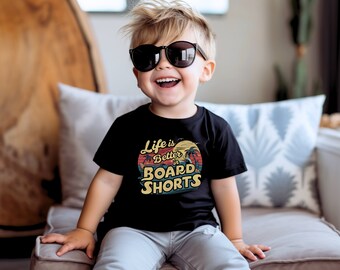 Strandjongensshirt, surfshirt, vakantie-T-shirt, Summer Vibes, kinderstrandkleding, zomerstijl, het leven is beter aan boord van shorts, zand en zon