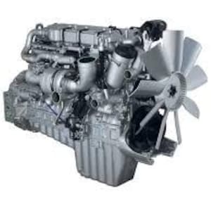 Puede incluir: Un motor industrial plateado con múltiples tuberías, tubos y un gran ventilador. El motor tiene un diseño complejo con varios componentes visibles, lo que sugiere un uso intensivo. El fondo es blanco liso.